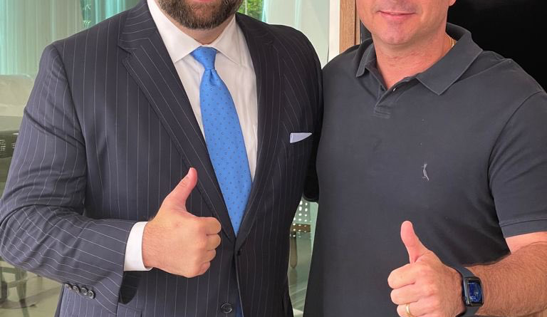 Conselheiro de Trump compartilha foto com Flávio Bolsonaro e o chama de 'próximo presidente'