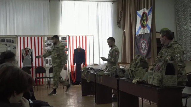 De Desconhecido a Vencedor do Oscar: A Incrível Jornada do Funcionário de Escola que Desafiou Putin