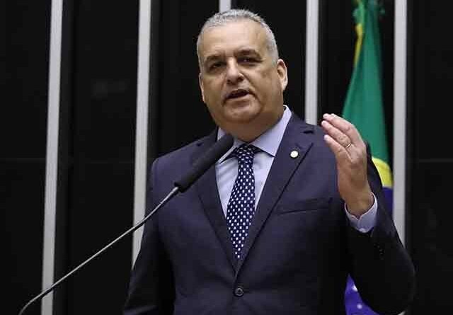 Deputado do PL, relator da CPMI do INSS, solicita prisão de Lulinha enquanto defesa argumenta sobre caráter eleitoral