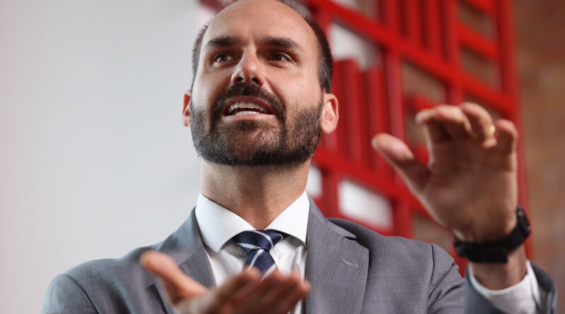 Eduardo apoia carta de Bolsonaro sobre Michelle e afirma que ex-presidente está certo