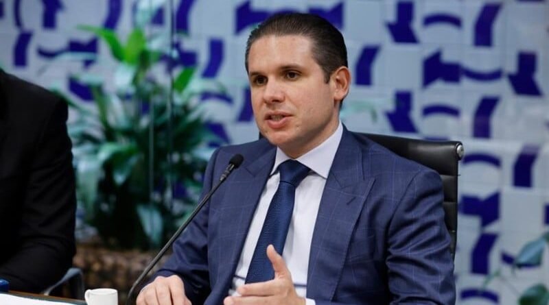 Eleições não devem interferir no debate da PEC 6x1, afirma Hugo Motta