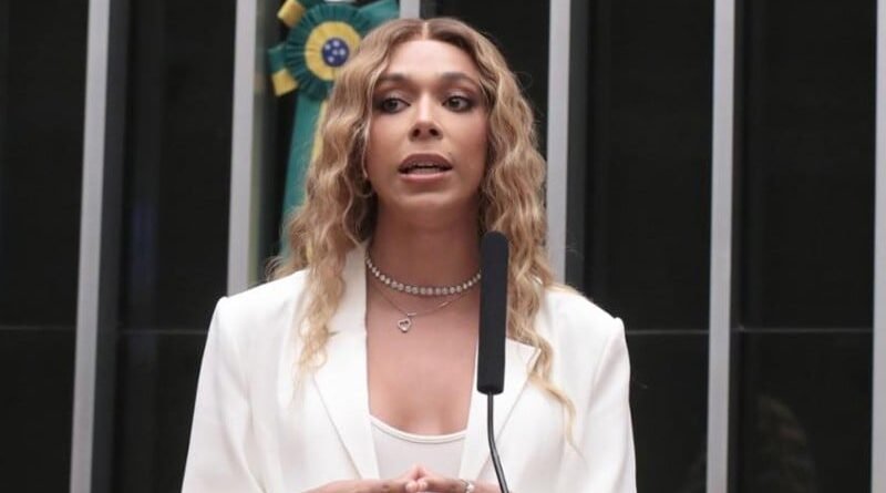 Erika Hilton conquista novo passaporte após obtenção de visto masculino dos EUA