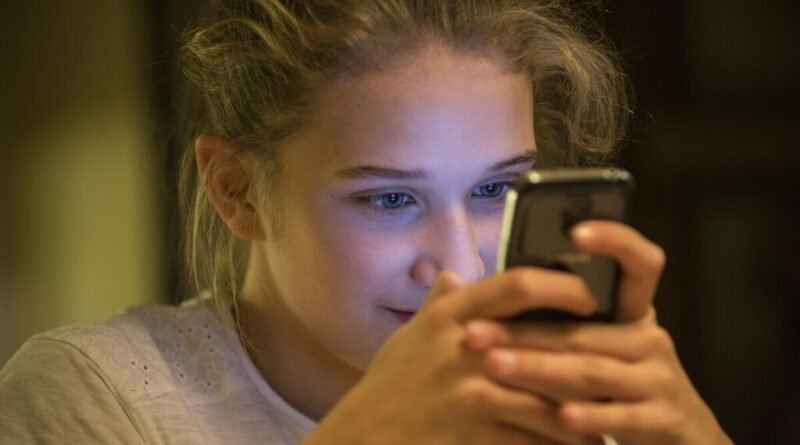 Estudo revela que efeitos dos celulares na saúde mental das crianças mudam drasticamente aos 16 anos