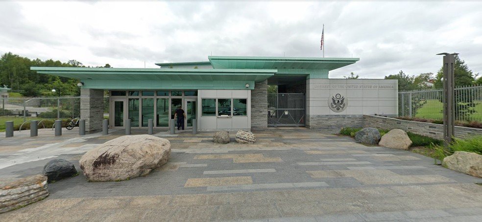 Entrada da embaixada dos Estados Unidos em Oslo, na Noruega.