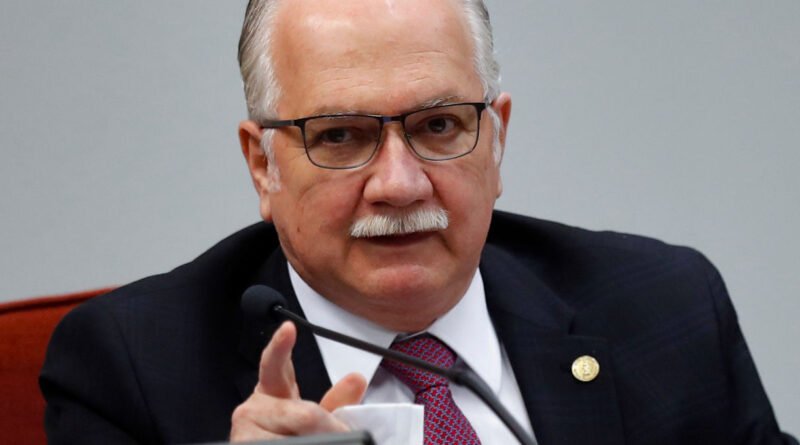 Fachin afirma que distanciamento de partes e interesses é essencial no Judiciário