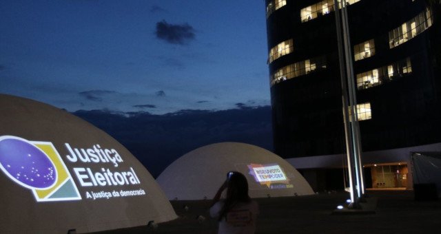 Federação do PT processa TSE contra PL e irmãos Bolsonaro por associação com crime