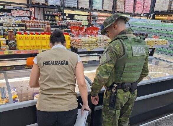 Fiscais encontram quase 1 tonelada de alimentos impróprios para consumo em supermercados do Vale do Taquari