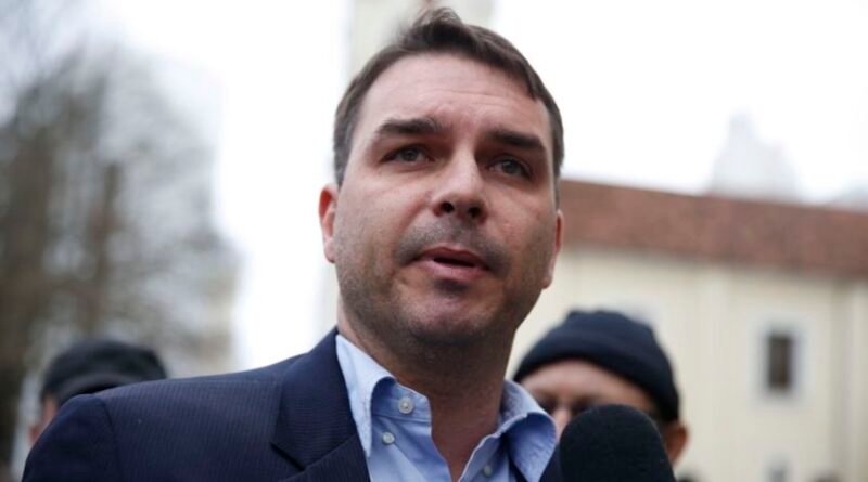 Flávio Bolsonaro afirma que ninguém está autorizado a usar seu nome