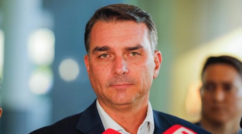 Flávio Bolsonaro busca prisão domiciliar para seu pai durante visita a Moraes