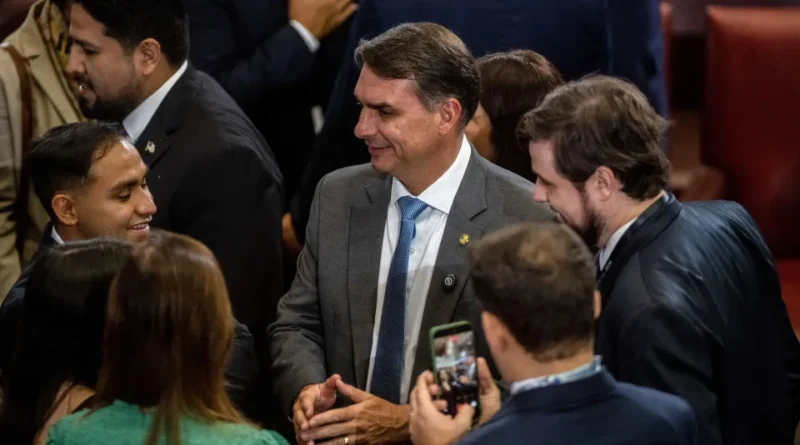 Flávio Bolsonaro se destaca no crescimento nas redes sociais enquanto Lula critica a dependência digital