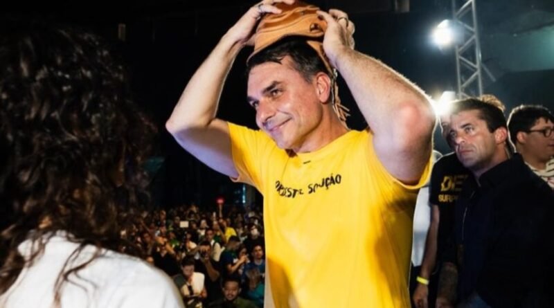 Flávio nega ter aprovado jingle que critica Centrão e terceira via