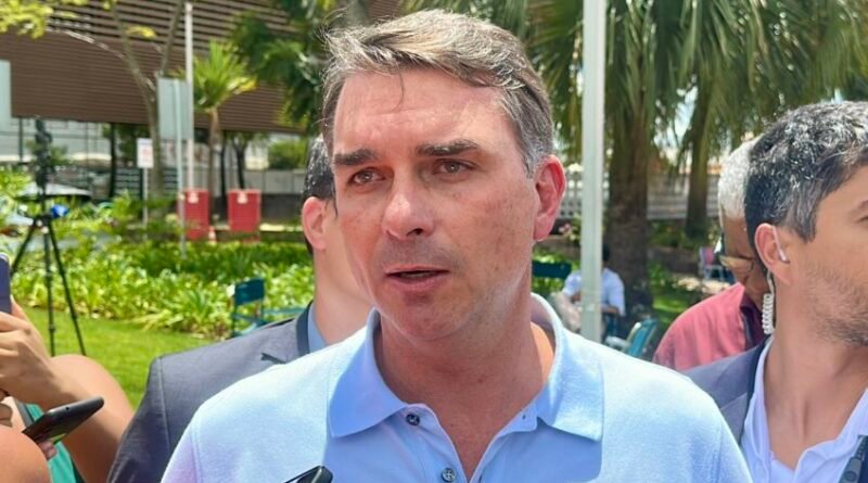 Flávio promete resgatar o país das mãos sujas do PT durante visita a Rondônia