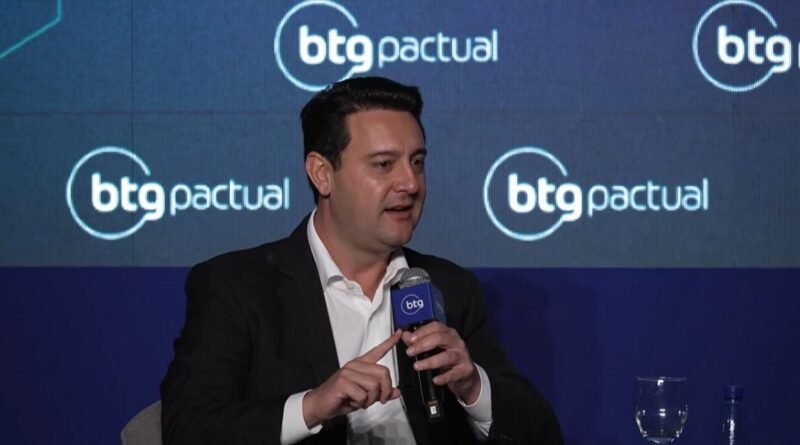 Flávio solicita apoio de Ratinho no primeiro turno enquanto aliados relembram pacto não cumprido em 2024