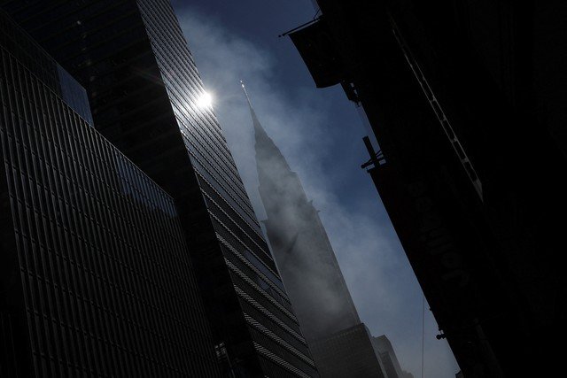 Fogo Devastador Consome Prédio em Nova York Durante a Parada de Saint Patrick's Day