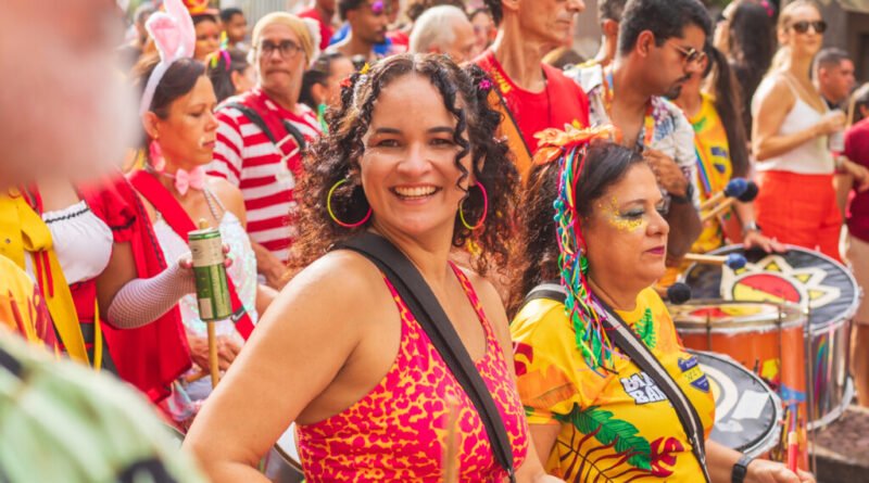 Geração Z redefine o carnaval com novas tendências que vão além da bebedeira e dos blocos lotados