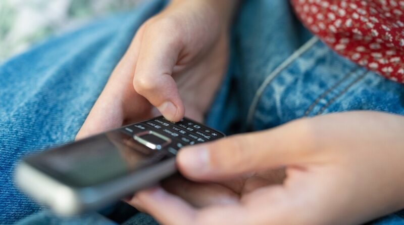 Geração Z resgata celulares antigos em vez de optar por smartphones de última geração