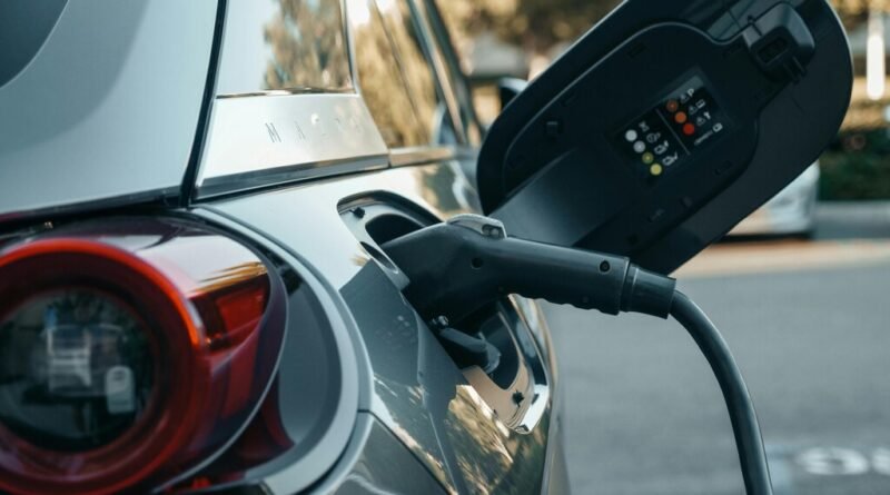 Gigantes do petróleo enfrentam crise com aumento na adoção de carros elétricos por milhões de americanos