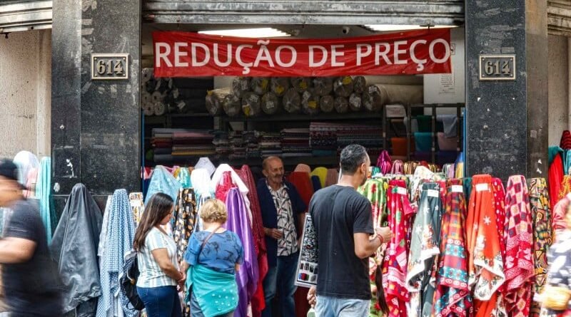 Governo estende normas para trabalho em feriados no comércio