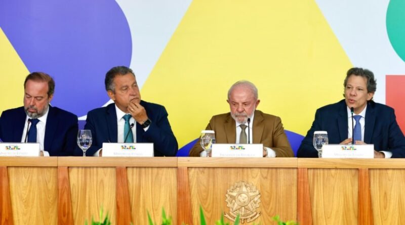 Governo Lula aponta impacto das privatizações no aumento do preço dos combustíveis