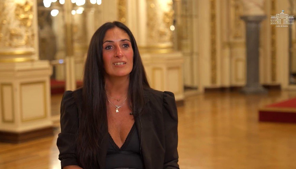 Vídeo divulgado pelo governo Milei entrevista filha biológica de opositores mortos pela ditadura argentina