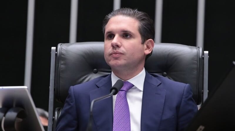 Hugo Motta propõe voto distrital misto para reforçar a representação