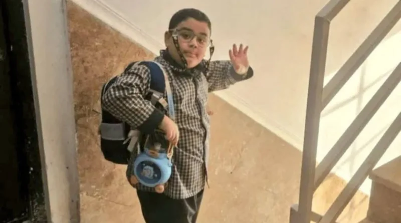 Imagem de menino que morreu em ataque no Irã se torna viral nas redes sociais