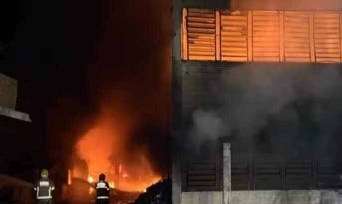Incêndio consome depósito em Novo Hamburgo