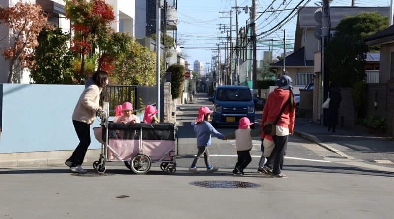 Japão adota creches gratuitas em Tóquio como medida para aumentar a natalidade