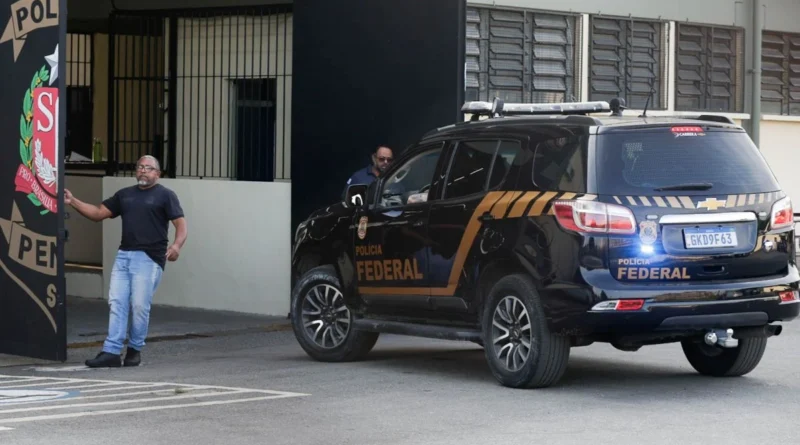 Justiça decide pela manutenção da prisão de Daniel Vorcaro, que chega ao CDP de Guarulhos em São Paulo