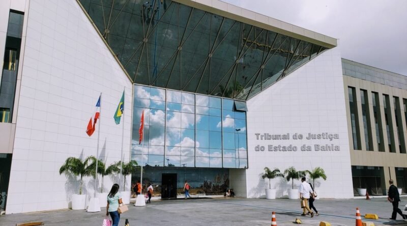 Justiça determina suspensão de lei que autorizava uso da Bíblia como material paradidático em escolas de Salvador