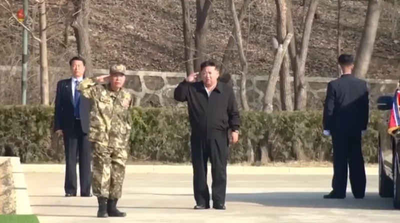 Kim Jong-un observa soldados em treinamento com marteladas no abdômen