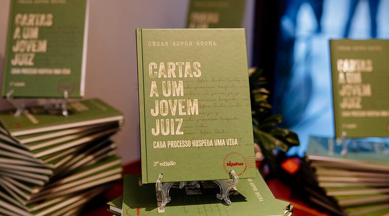 Lançamento de livro reúne autoridades na sede do Congresso em Foco
