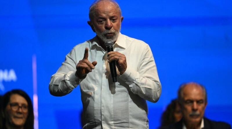 Lula responde a Flávio sobre comparação com Opala e critica pai do senador