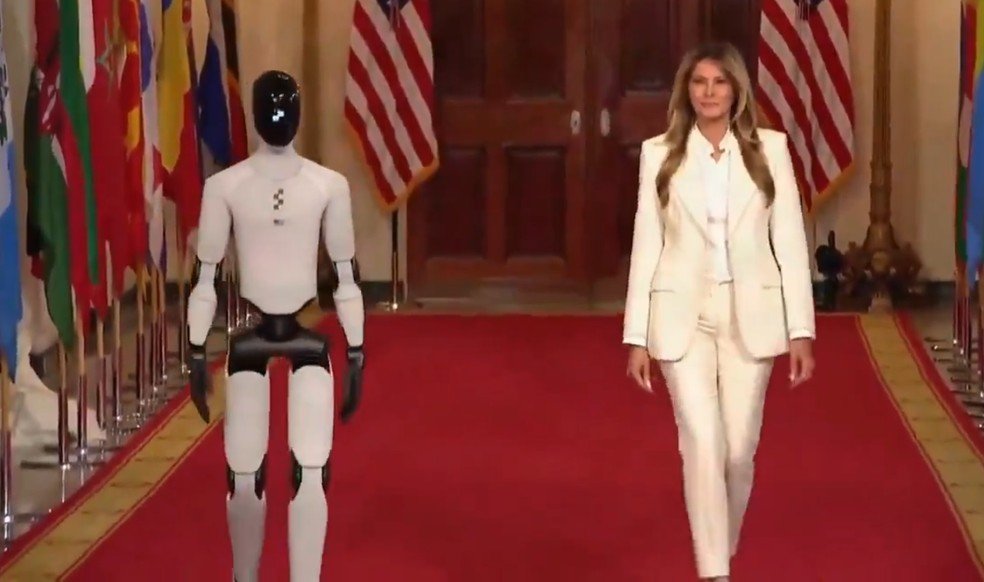 Melania e robô humanoide na Casa Branca.