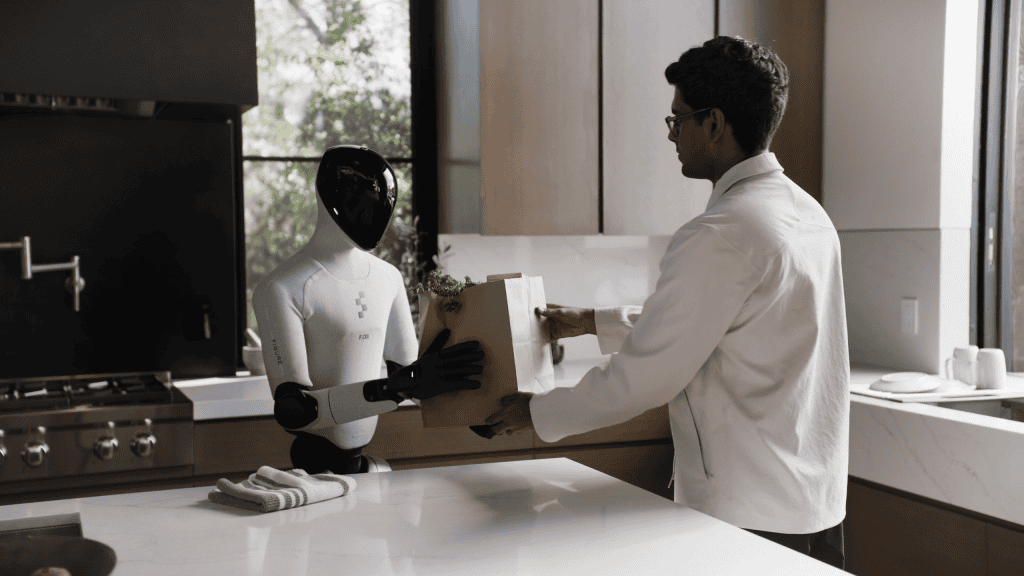 Figure 03 recebendo uma sacola de compras das mãos de um homem