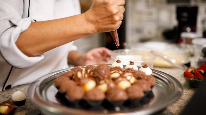 Microempreendedoras recebem capacitação em confeitaria para a Páscoa