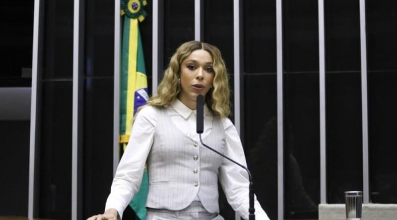 Ministério investiga denúncia de Erika contra Ratinho por transfobia