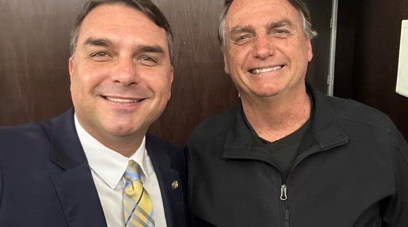 Moraes impede acesso dos filhos de Bolsonaro à prisão domiciliar