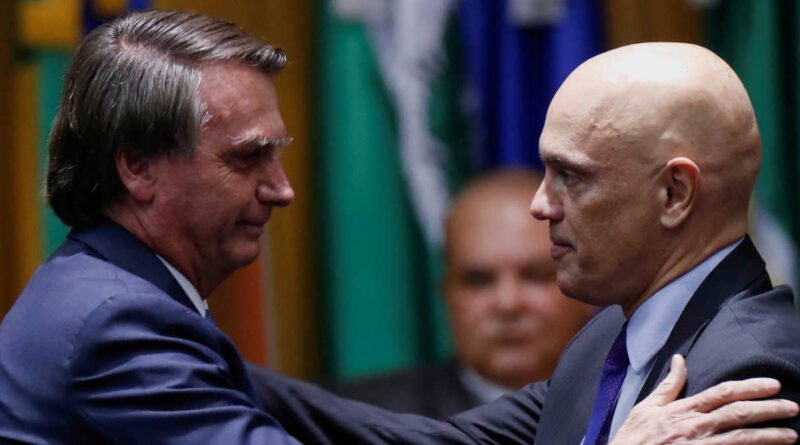 Moraes impõe tornozeleira e proíbe celular e acampamentos próximos à residência de Bolsonaro durante prisão domiciliar