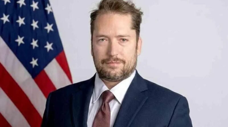 Moraes libera visita de conselheiro de Trump a Bolsonaro na Papudinha