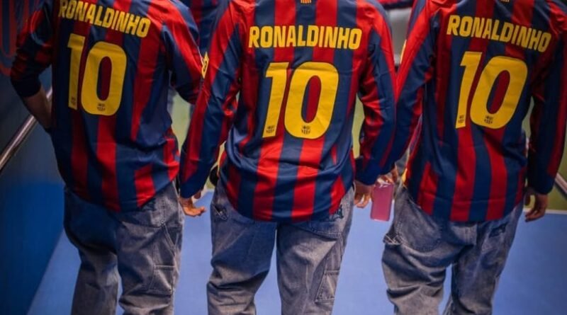 Nike relança camisa do Barcelona de 2005/06 que foi usada por Ronaldinho