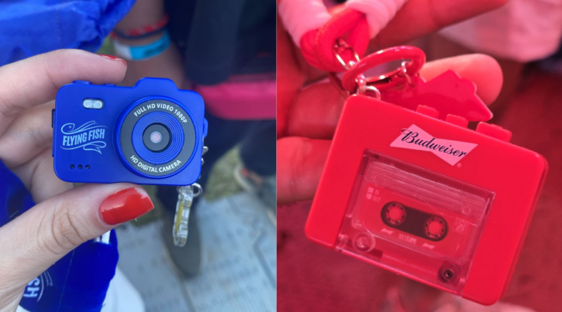 Onda retrô domina Lollapalooza Brasil com câmeras digitais e 'charmeras'