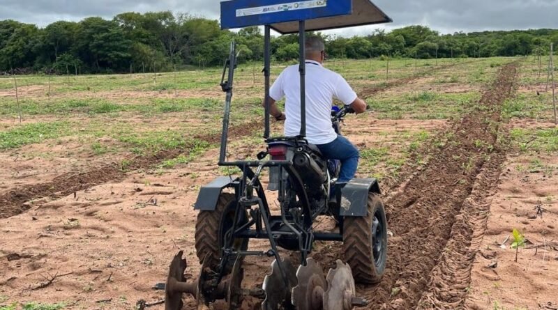 Pesquisador da Embrapa adapta motocicleta para criar mini trator voltado a pequenos agricultores