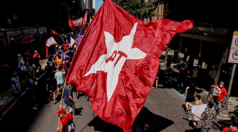 Presidente do PT defende que partido deve adotar postura antissistema e convoca mobilização para 2026