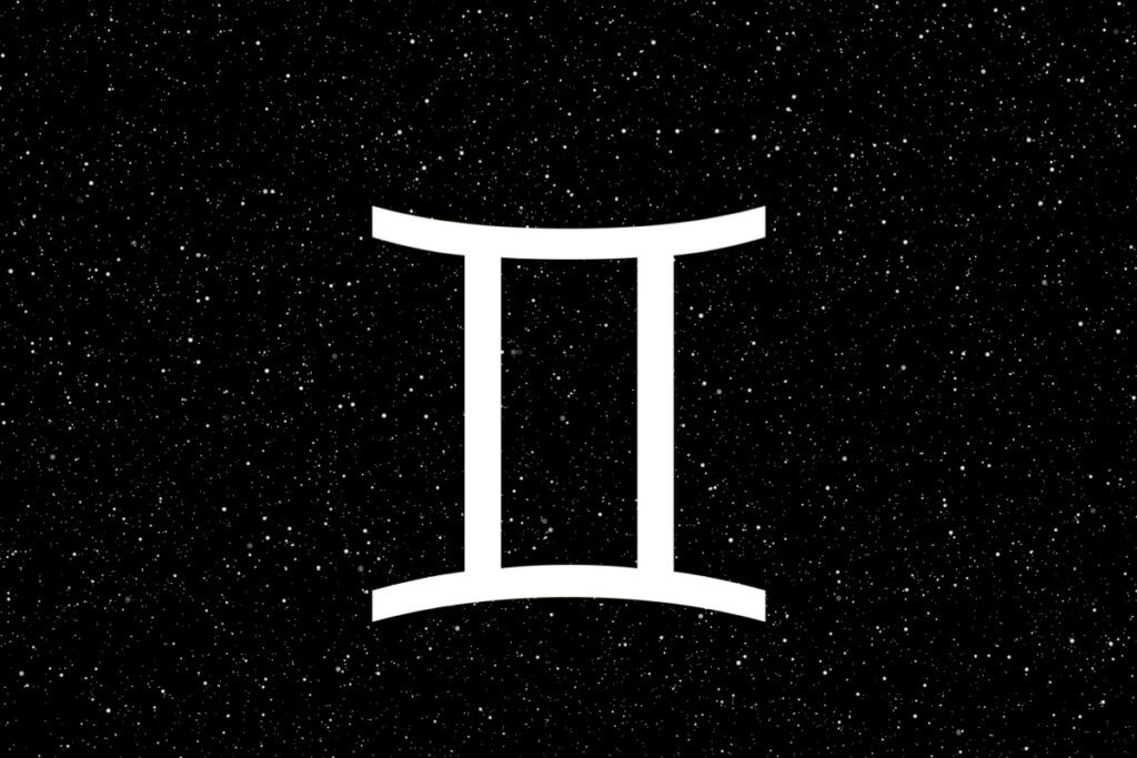 Símbolo de Gêmeos com textura de galáxia azul e efeito de vidro, representando o algarismo romano dois (II), sobre um fundo de céu noturno azul-escuro profundo e estrelado.