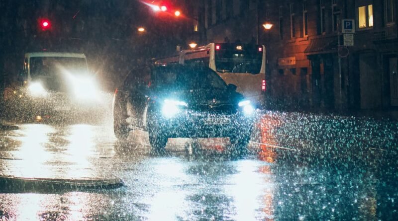 Raios podem eletrocutar ocupantes de carros elétricos, revela estudo científico