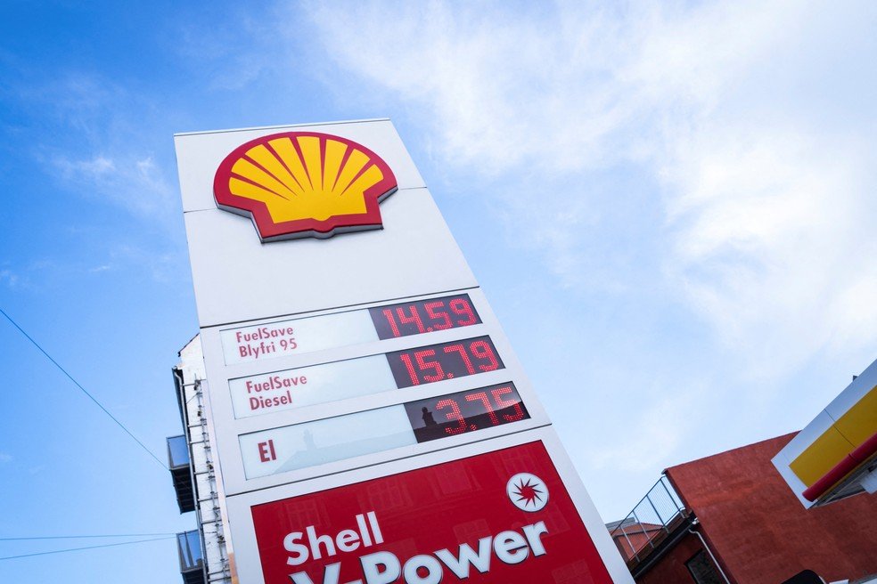 Preços dos combustíveis exibidos em um posto de gasolina Shell em Copenhague, Dinamarca.