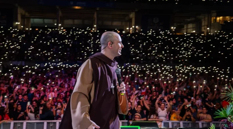 Raquel Lyra e João Campos participam de vigília em homenagem a frei Gilson