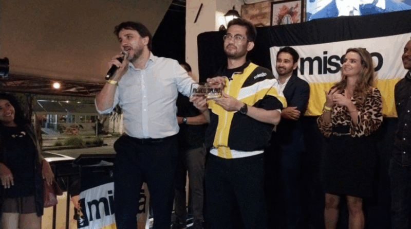 Renan Santos classifica Flávio como ladrão e símbolo da direita corrupta