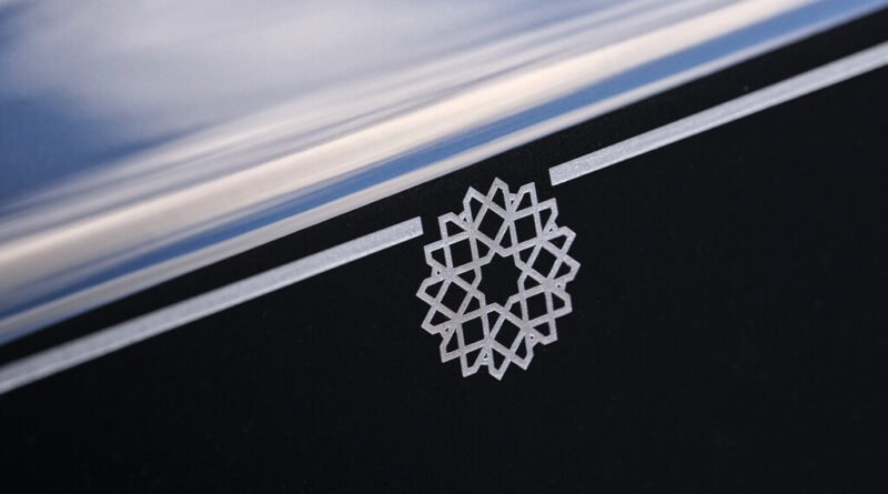 Rolls-Royce utiliza raios laser há cinco anos para recriar design árabe milenar em seus veículos